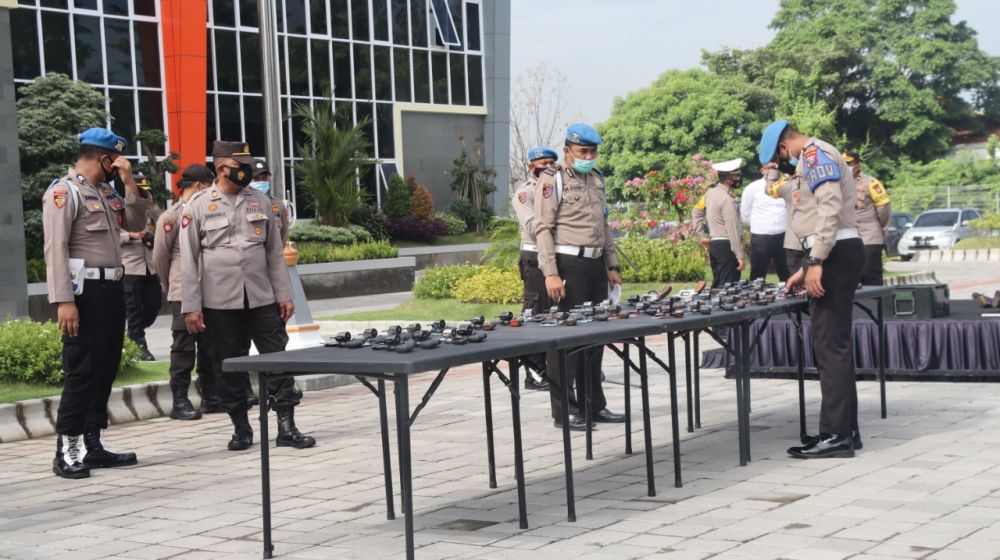 Wakapolres Gresik bersama Kasi Propam Polres Gresik cek senpi anggota