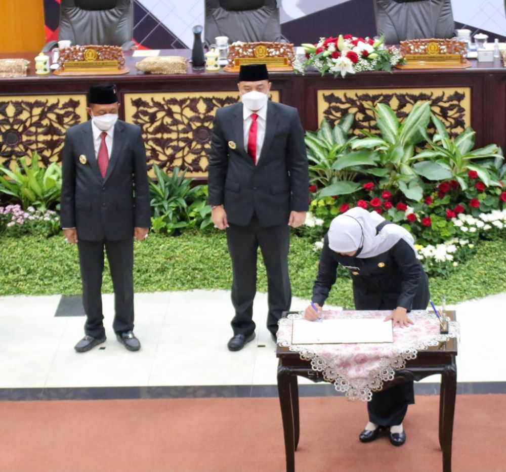 Gubernur Jatim Khofifah Indar Parawansa hadiri prosesi serah terima jabatan dari Plh. Walikota Surabaya kepada Walikota dan Wakil Walikota Surabaya terpilih di DPRD Kota Surabaya