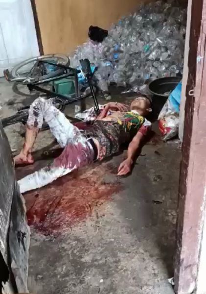 Korban pembacokan terkapar tak bernyawa dirumahnya setelah mendapatkan banyak tusukan