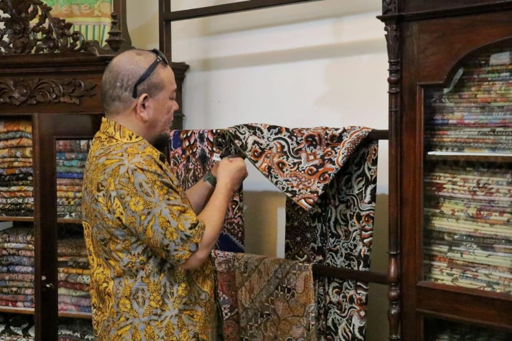 Ketua DPD RI LaNyalla Mahmud Mattalitti sedang melihat hasil karya batik 