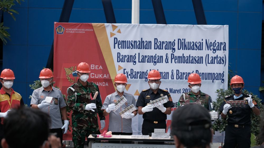 Bea cukai Juanda musnahkan barang pornografi dan 1,2 juta Rokok Ilegal