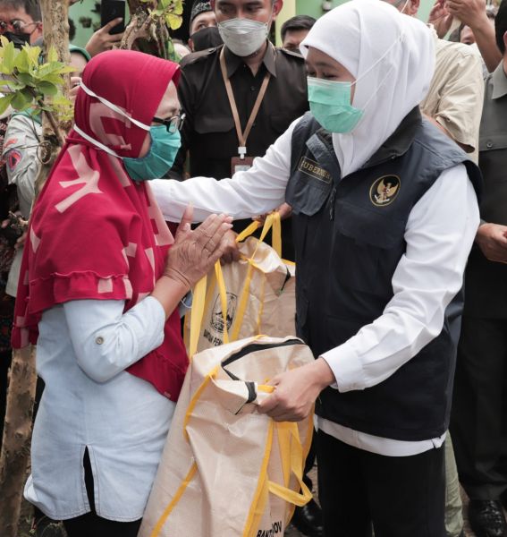 Gubernur Jatim Khofifah Indar Parawansa berikan bantuan pada korban banjir setelah agenda Sertijab di Jember