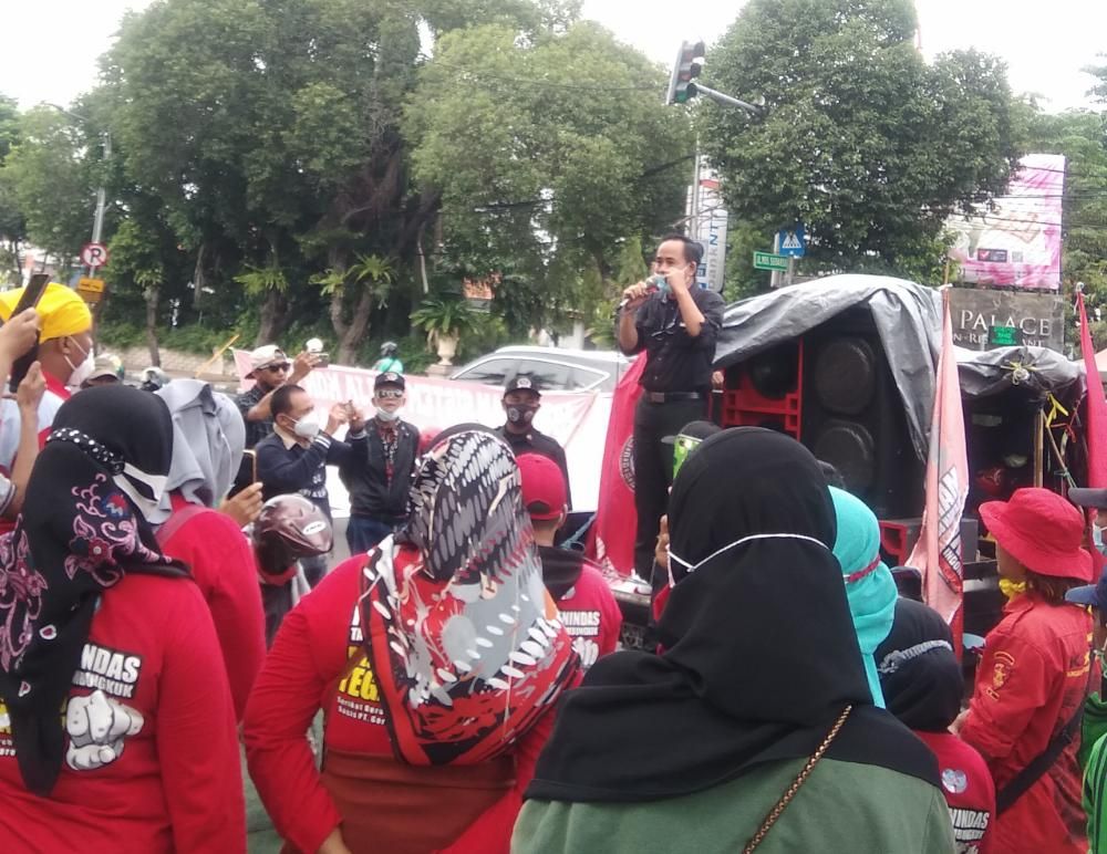 Para pendemo di depan gedung DPRD Kota Surabaya