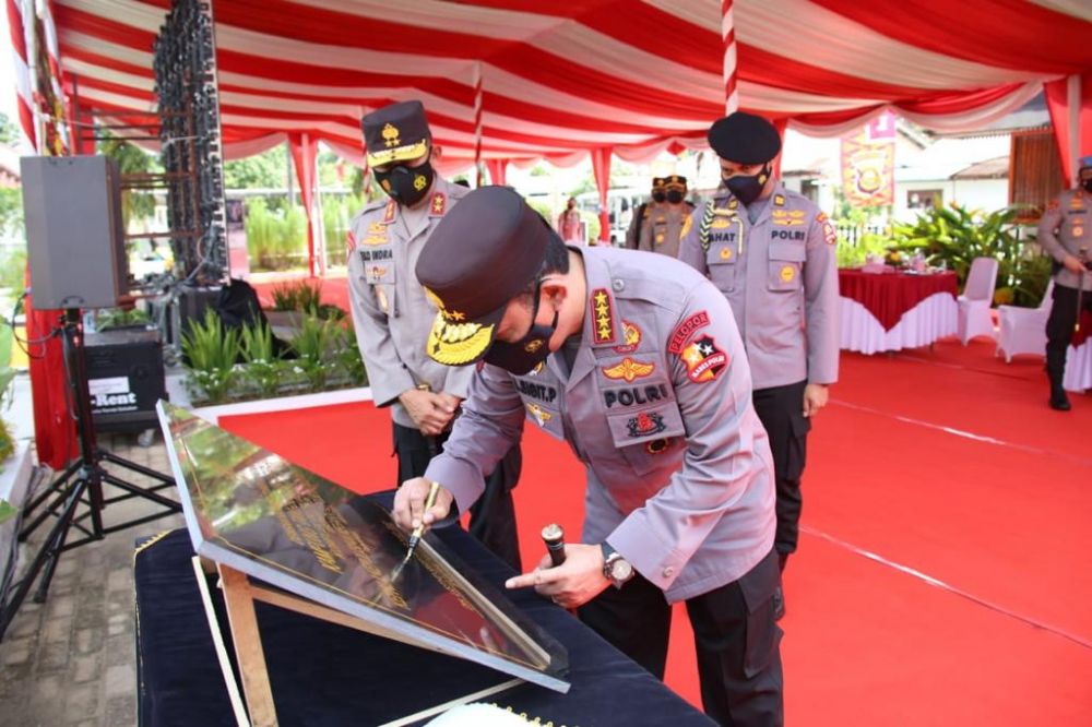 Kapolri Jenderal Listyo Sigit Prabowo meresmikan Kampung Tangguh dan aplikasi Polisi Dulur Kito