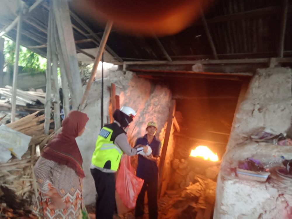 Satlantas Polres Gresik berbagi pada warga terdampak Covid-19