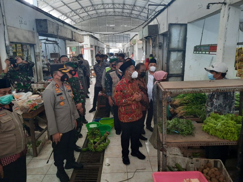 Kapolres Gresik hadir dalam acara Vaksin di pasar Driyorejo petikan