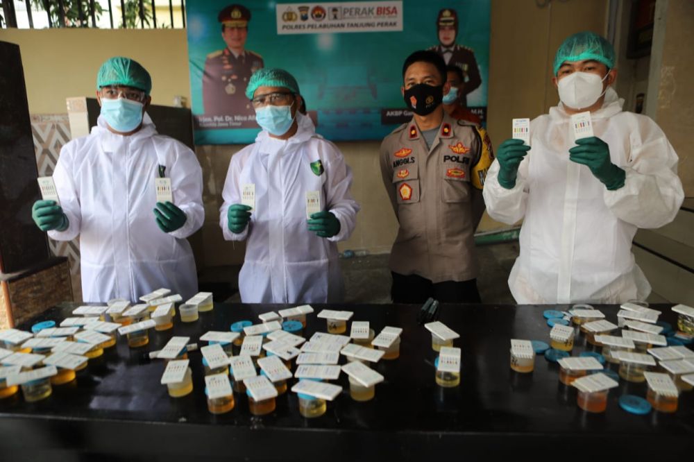 Wakapolres Pelabuhan Tanjung Perak Kompol Anggi sedang cek dari hasil pengambilan tes urine