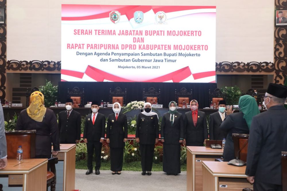 Gubernur Jatim Khofifah Indar Parawansa menghadiri prosesi serah terima jabatan dari Plh. Bupati Mojokerto kepada Bupati Mojokerto