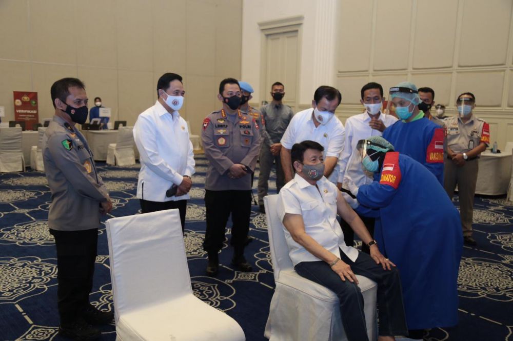 Kapolri Jenderal Listyo Sigit Prabowo sedang memantau giat vaksin covid untuk para senior Polri