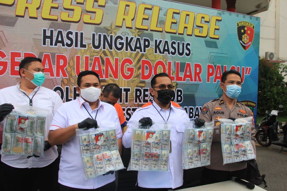 Kasat Reskrim Polrestabes Surabaya AKBP Oki Ahadian Purwono sedang menunjukkan barang bukti dan tersangka yang diamankan