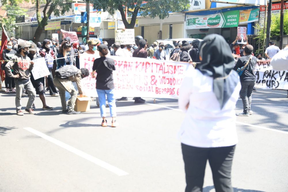 Gabungan Mahasiswa yang di bubarkan Polisi dan Satpol-PP karena tidak sesuai dengan tujuan awal ditambah mereka tidak berijin