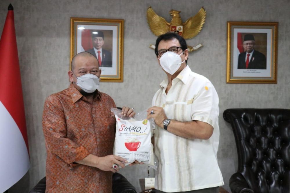 Ketua DPD RI menerima contoh beras lokal berkualitas tinggi yang telah di formulasi dengan vitamin dari mantan senator asal Sumut Rahmat Shah