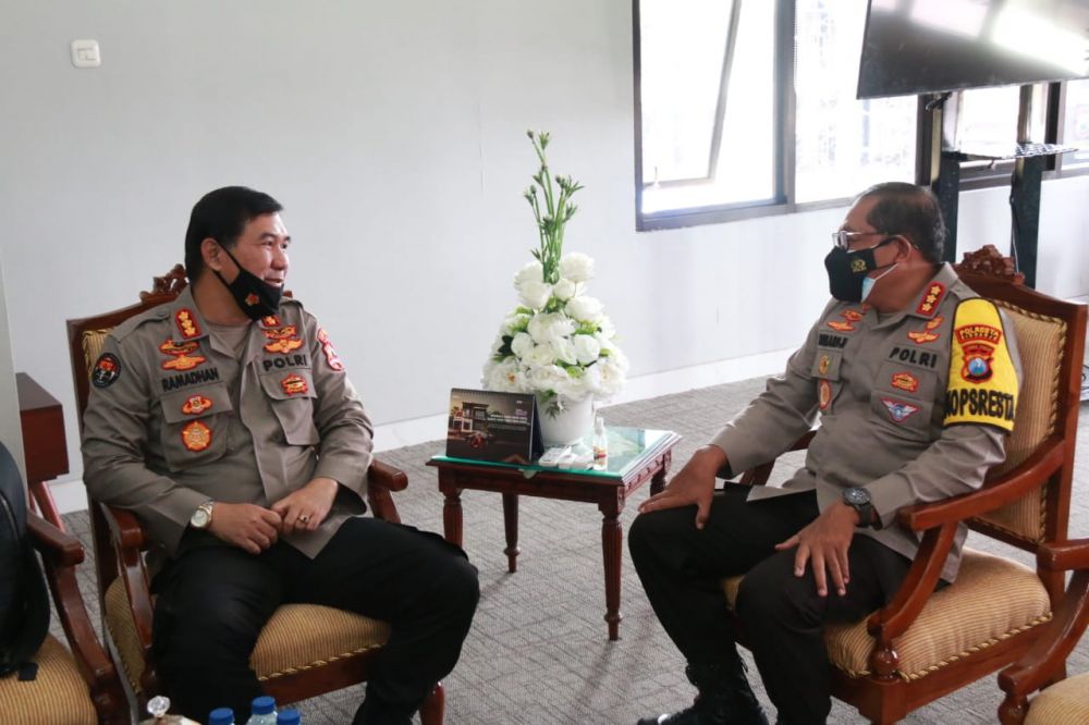 Kapolres Sidoarjo Kombes Pol Sumarji berbincang dengan Kabag Penum Div Humas Polri Kombes Pol Dr. Ahmad Ramadhan