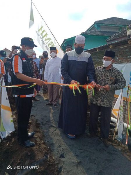 Walikota Habib Hadi sedang meresmikan sumur bor dan peletakan batu pertama