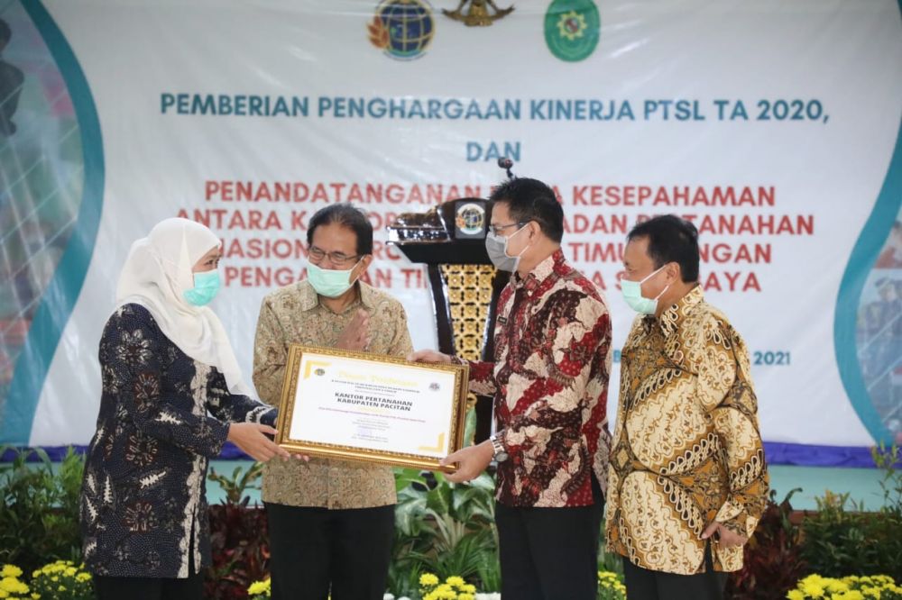Gubernur Jatim Khofifah Indar Parawansa mendampingi Menteri ATR/BPN Sofyan Djalil Pemberian penghargaan kinerja PTSL TA 2020 dan Penandatanganan Nota Kesepahaman anatara Kanwil BPN Prov Jatim dengan Pengadilan Tinggi Agama Surabaya di Kantor Wilayah ATR/B