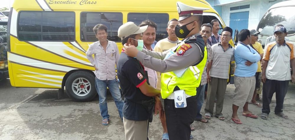 Aipda Mashudi bagikan masker ke masyarakat di Kabupaten Sampang