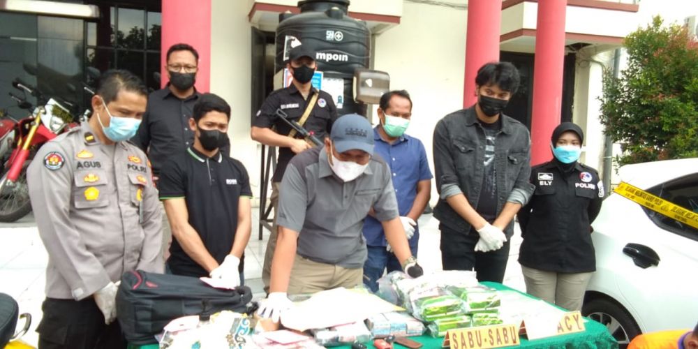 Tersangka diamankan Satresnarkoba Polrestabes Surabaya bersama barang bukti