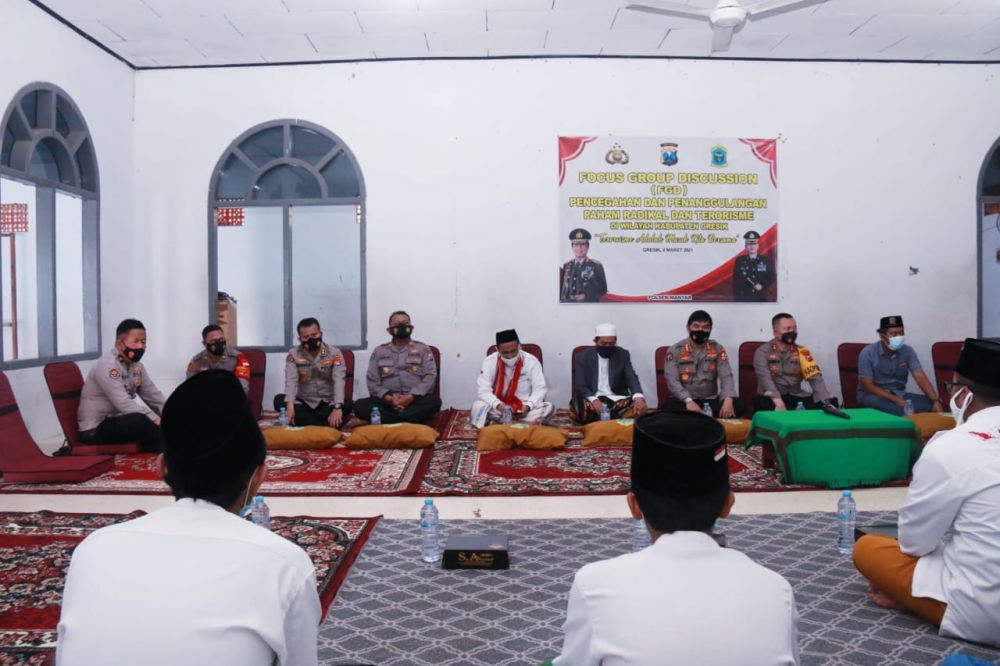 Tim Divisi Humas Polri saat berkunjung ke ponpes Ushulul Hikmah Gresik