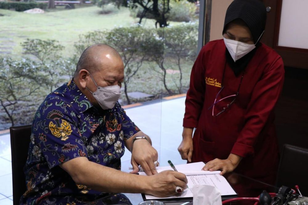 Ketua DPD RI LaNyalla Mahmud Mattalitti menerima Vaksin Covid-19 kali ke-2 di RSPAD di ruangan Echokardiografi