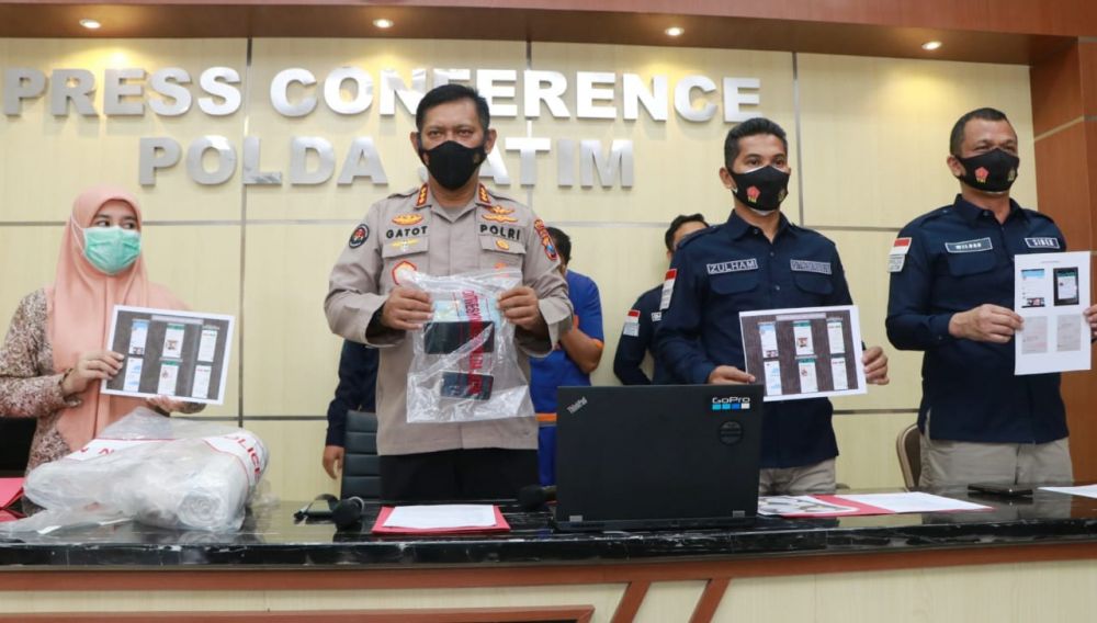 Ditreskrimsus Polda Jatim bekuk pelaku prostitusi online bersama barang bukti