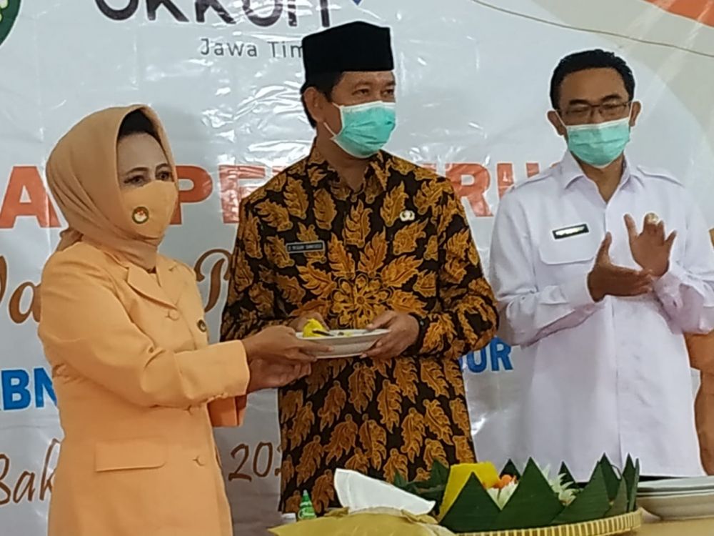Kaperwil BKKBN Jatim Sukaryo Teguh Santoso saat pemotongan tumpeng