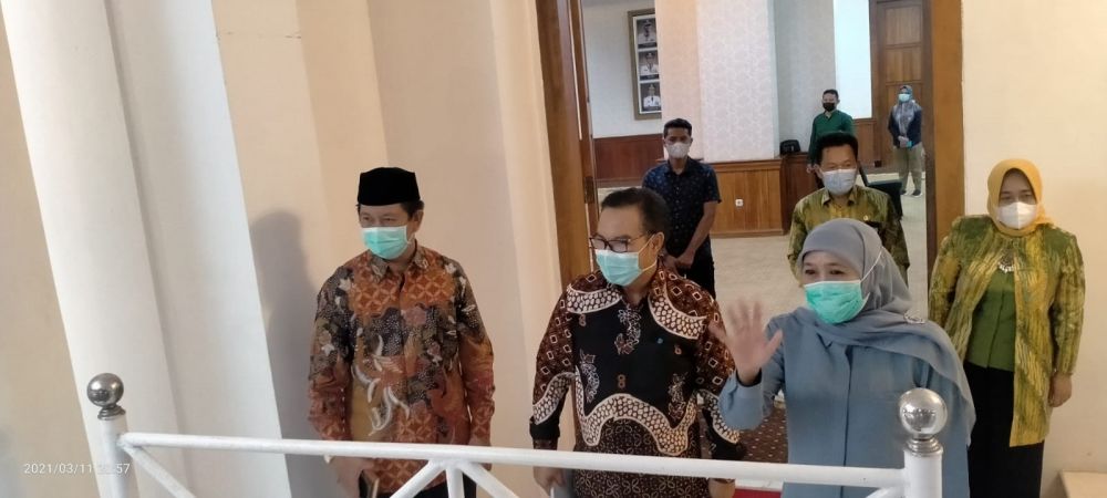 Gubernur Jatim Khofifah Indar Parawansa saat berbincang dalam acara BKKBNdi gedung Grahadi Surabaya