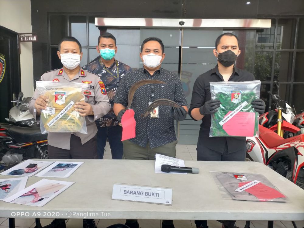 Wakasat Reskrim Polrestabes Surabaya menunjukkan barang bukti bersama tersangka
