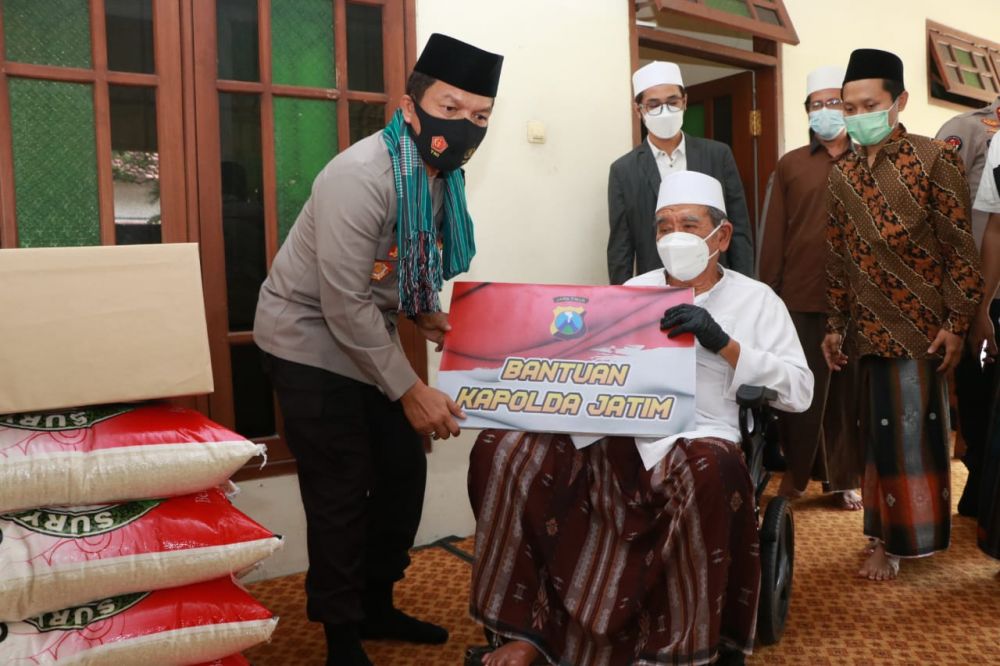 Kapolda Jatim Irjen Pol Dr Nico Afinta saat berikan bantuan pada Ponpes Al Falah Ploso Kediri