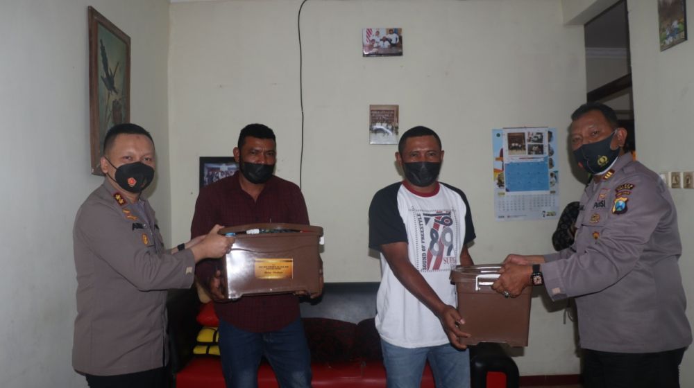 Kapolres Gresik AKBP Arief Fitrianto berikan bansos pada warga Papua di Gresik