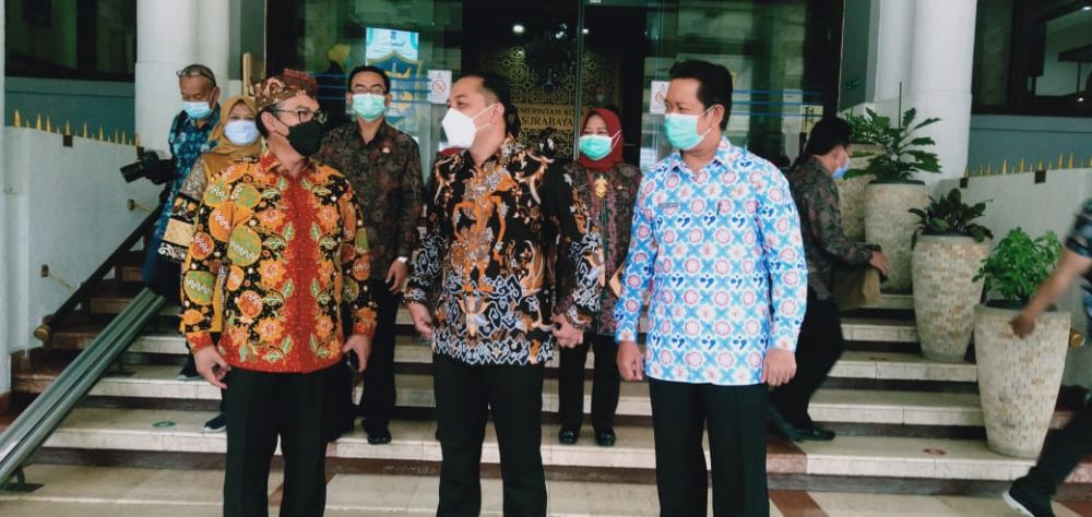 Kaperwil BKKBN Jatim Sukaryo Teguh Santoso saat berbincang sesaat setelah acara