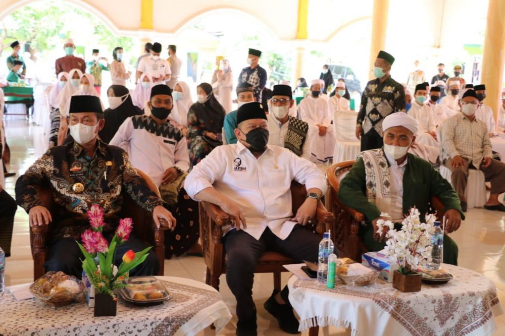 Bupati Lampura Budi Utomo, Ketua DPD RI, Pengasuh pondok pesantren Walisongo Lampura, KH Noer Qomaruddin