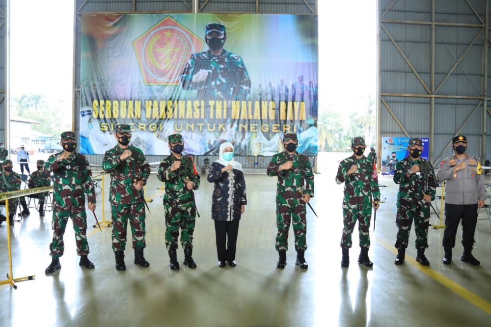 Gubernur Jatim Khofifah Indar Parawansa bersama Panglima TNI tinjau Vaksin Covid-19