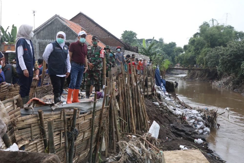 Khofifah Segera Bangun Plengsengan Permanen dan Bronjong Atasi Banjir