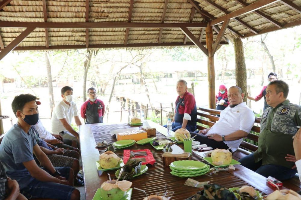 Ketua DPD RI saat berdialog dengan sejumlah nelayan di desa Waykaru, di Kawasan TWNC Lampung