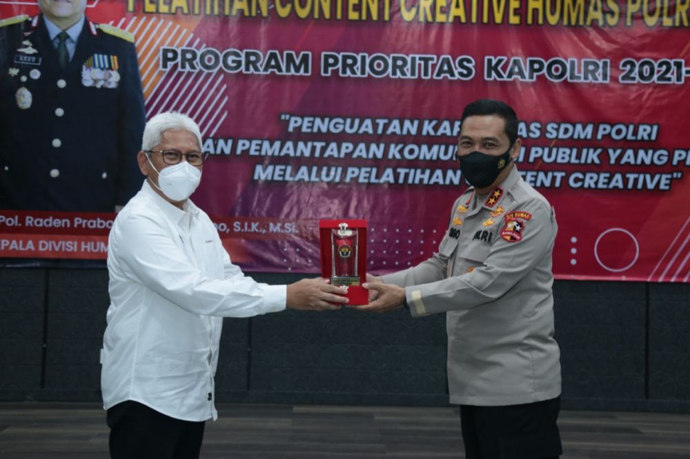Kadiv Humas Polri Irjen Pol Argo Yuwono berikan LKBN Antara kenangan secara simbolis