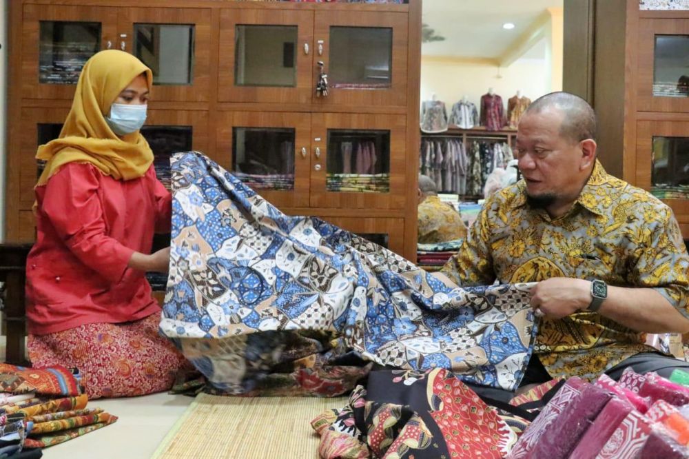 Ketua DPD RI saat melihat hasil kerajinan batik di Kota Cirebon, Jawa Barat, beberapa waktu lalu