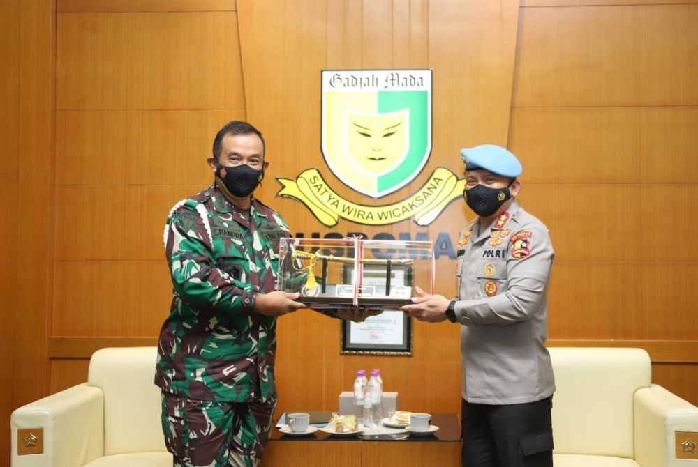 Kadiv Propam Polri Irjen Ferdy Sambo bersama Komandan Puspom TNI AD Letjen TNI Chandra W Sukotjo di Mako Puspom TNI AD Jakarta