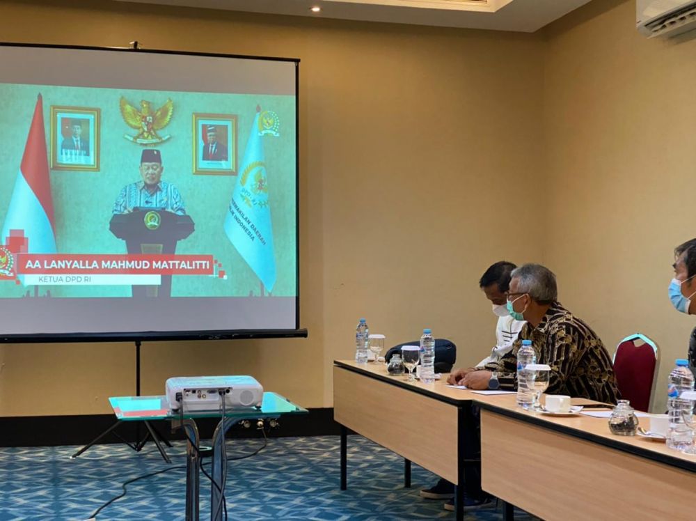 Ketua DPD RI AA LaNyalla Mahmud Mattalitti saat Metting virtual bahas guru berasrama