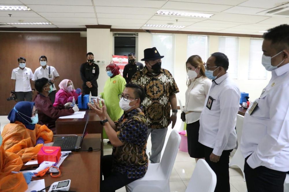 Ketua DPD RI saat tinjau proses vaksin di fasilitas kesehatan DPD RI, didampingi sekretaris jenderal DPD RI dan jajaran