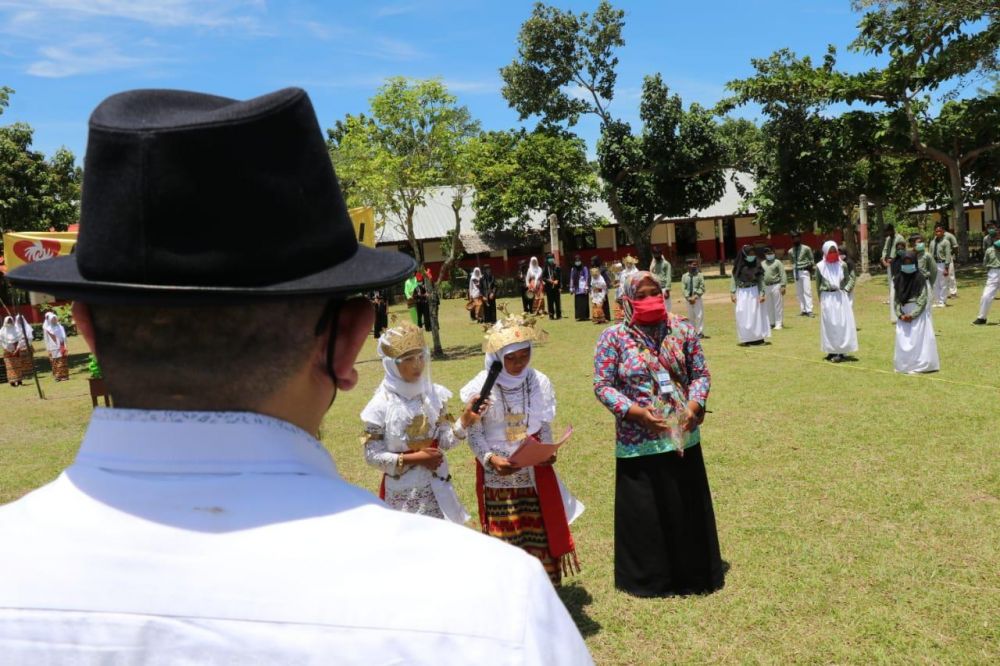 Ketua DPD RI saat mengunjungi SDN 2 di desa Waykaru di Pesisir Barat Provinsi Lampung pekan lalu