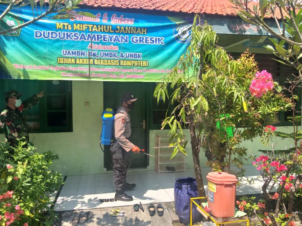Anggota Polsek Duduksampean bareng TNI dan Satpol-PP semprotkan desinfektan