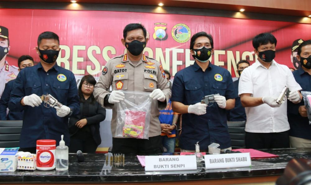 Kabid Humas Polda Jatim Kombespol Gatot Repli Handoko, Dirreskoba Kombespol Hanny Hidayat, Wadir AKBP Aris Supriyono dan Kasubdit 1 Kompol Daniel Marunduri