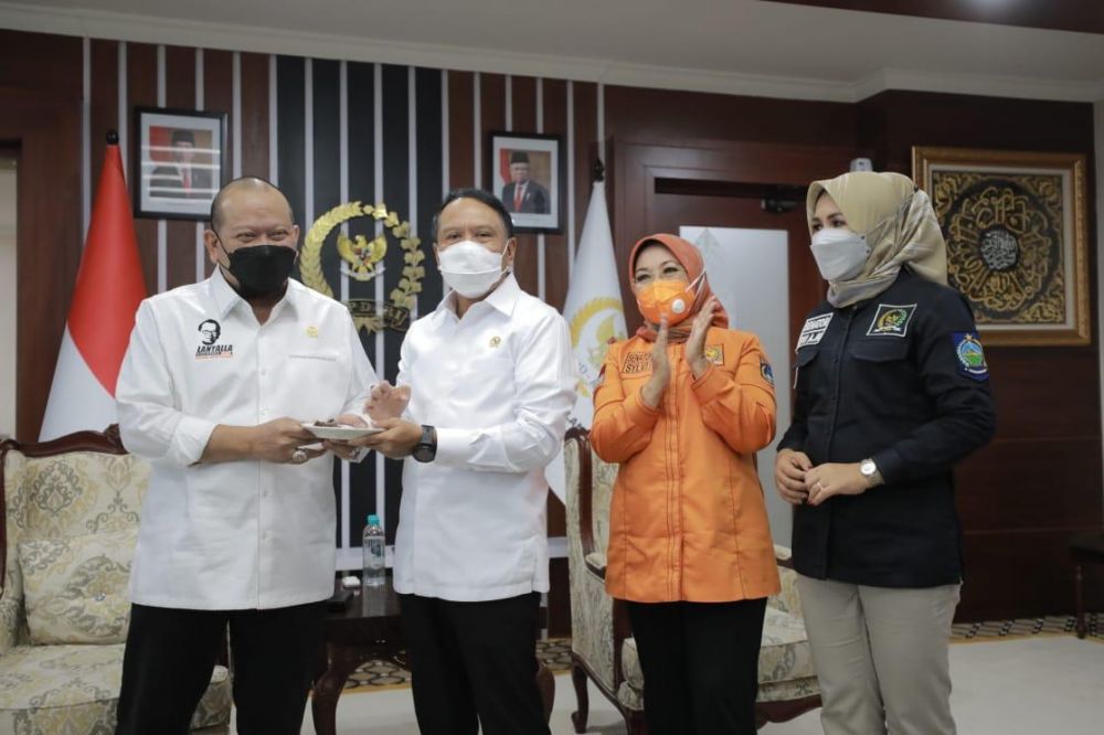 Ketua DPD RI AA LaNyalla Mahmud Mattalitti berikan kejutan di HUT Menpora ke-59