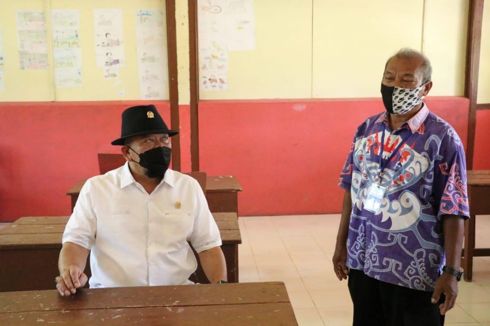Ketua DPD RI saat mengunjungi SDN 2 Way Haru dan SMPN 1 Atap 1 Krui Dusun Sukamaju Pekon Way Haru, Kecamatan Bangkunat, Kabupaten Pesisir Barat Provinsi Lampung beberapa waktu lalu