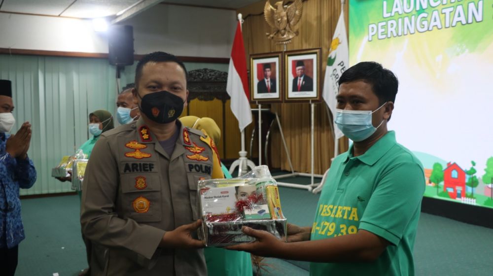 Kapolres Gresik AKBP Arief Fitrianto berikan bansos pada warga terdampak Covid-19 saat launching