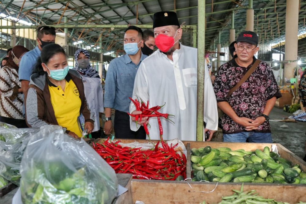 Ketua DPD RI AA LaNyalla Mahmud Mattalitti saat kunjungi pasar dan minta pemerintah distribusi melonjaknya harga cabai