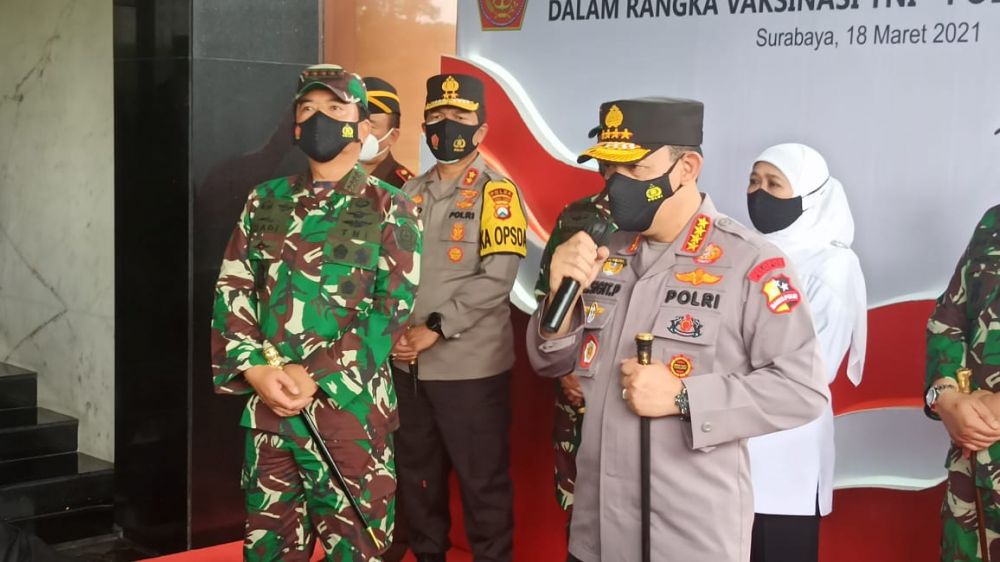 Kapolri dan Panglima TNI Tinjau Vaksin Prajurit di Mapolda Jatim