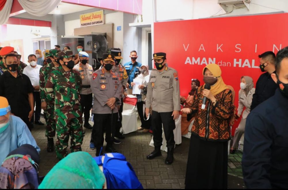 Kapolri, Panglima TNI, Gubernur Jatim, Pangkogabwilhan ll, Pangdam V Brawijaya dan Kapolda Jatim saat kunjungi puskesmas Gayungan Surabaya