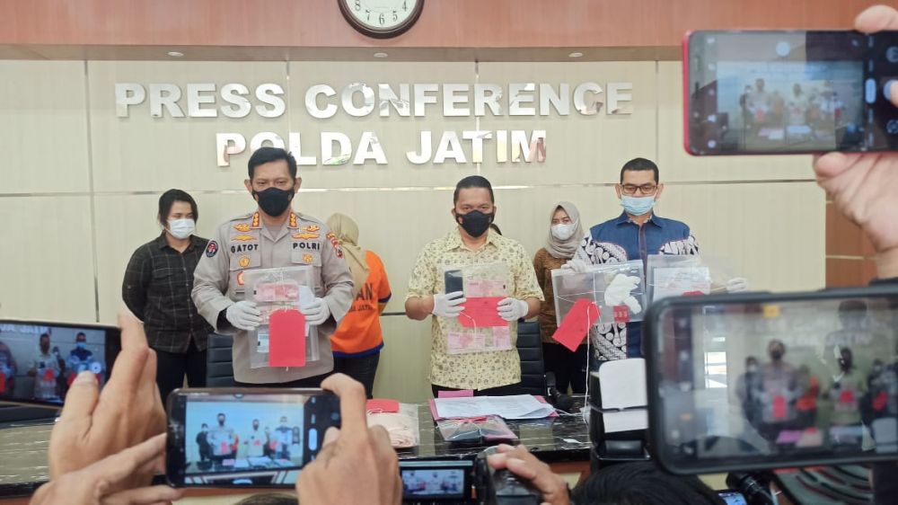 Tersangka IS diamankan Ditreskrimum Polda Jatim beserta barang bukti