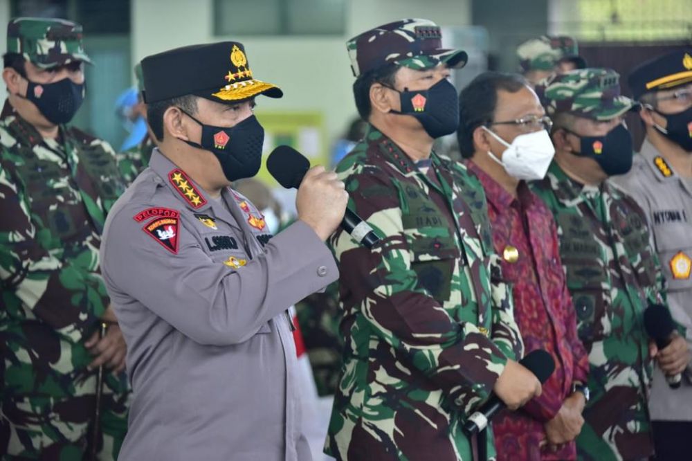 Panglima TNI Marsekal Hadi Tjahjanto dan Kapolri Jenderal Listyo Sigit Prabowo tinjau Vaksin di Bali